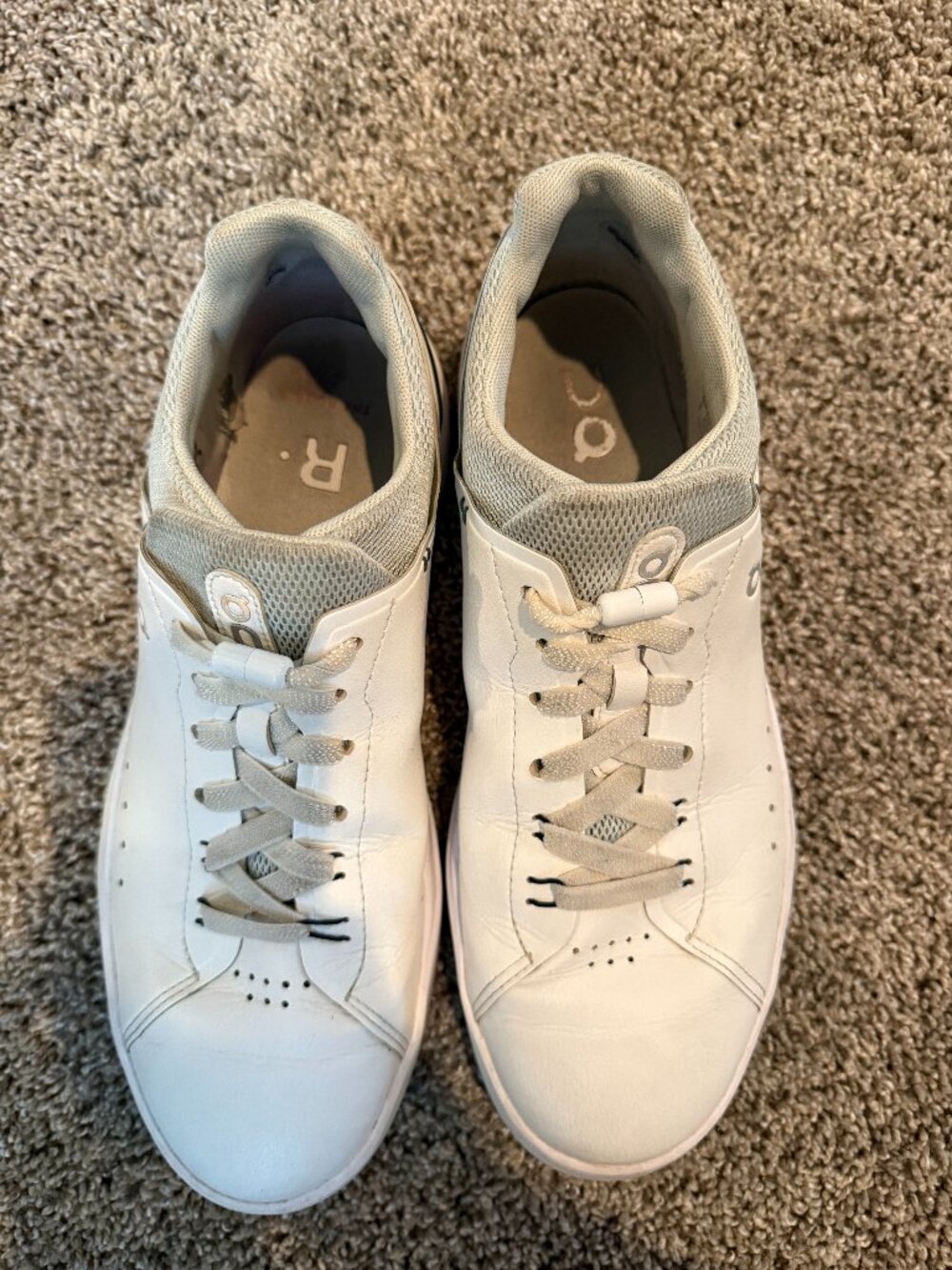 On ROGER White Tennis Shoes Size 9